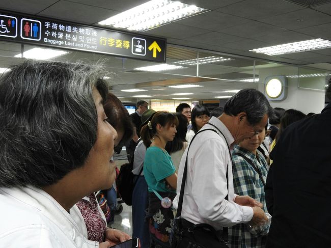 松山空港は桃園空港と違って、入国審査がとってもスムーズ♪<br />指の指紋センサーを取ったりしました。