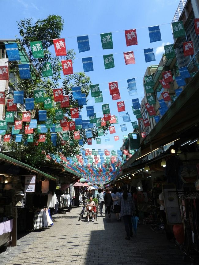 空港で他のツアー客と集合。<br />うちはダイナスティホ○デーだったけど、てるみく○ぶのお客さんもいた。<br />どうやら松山に着くか、桃園につくかで、空港〜ホテルの送迎方法が異なるっぽい。<br />桃園だと免税店に行くけど、松山はどこにも寄らずにホテル直行！<br />私たちのホテルは一番空港に近かったからか、一番はじめに送ってもらえた。<br />この時点でまだ11時前だったので、すごくスピーディー。<br />改めて、羽田〜松山利用は利用価値が高いなと思いました。
