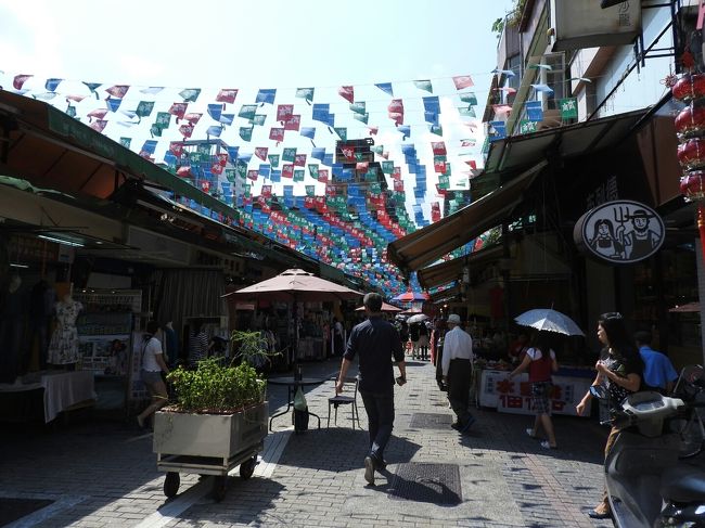 レオフーにチェックインして、そのままスーツケースをフロントに預けて、早速ランチへgo！<br />すぐ裏の四平街という商店街にある富羅王へ。11時開店後、すぐに行ったのに、店内は満席でした。