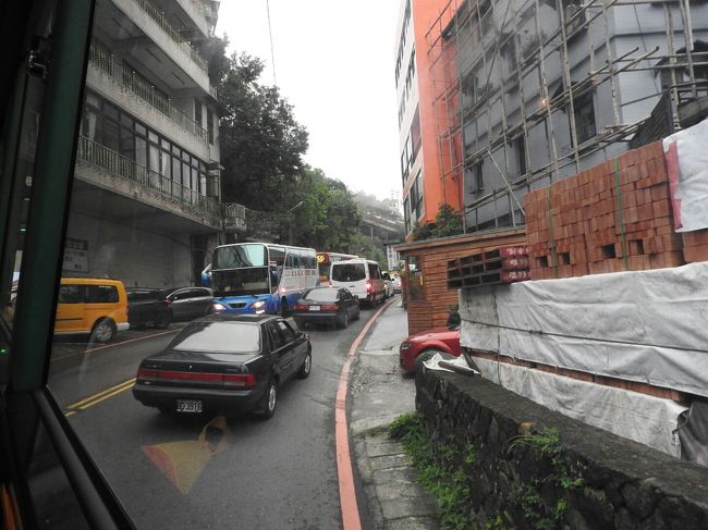 この狭い道を大きなバスがすれ違う！しかも、ビュンビュン飛ばして(笑)<br />すごい運転テクニックだわ。<br /><br />台北は青空だったのに、九份近くは若干道路が濡れていました。