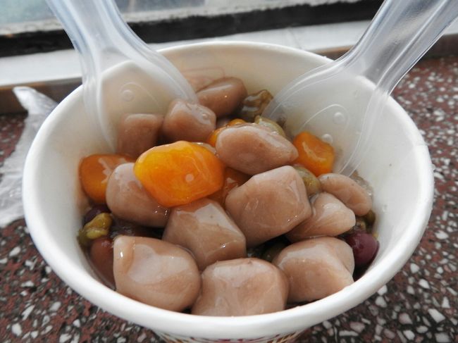 冷たいものをご購入。<br />甘い白玉みたいな感じに、フルーツの缶詰のシロップをかき氷にしたようなものが入ってた。<br />ここのトイレのお手洗い場に大きなかごがあるんだけど、なんとそこには山のようにたまったこの芋圓の食べ残しが…。<br />みんな、記念に食べるのね、といった食べ物。