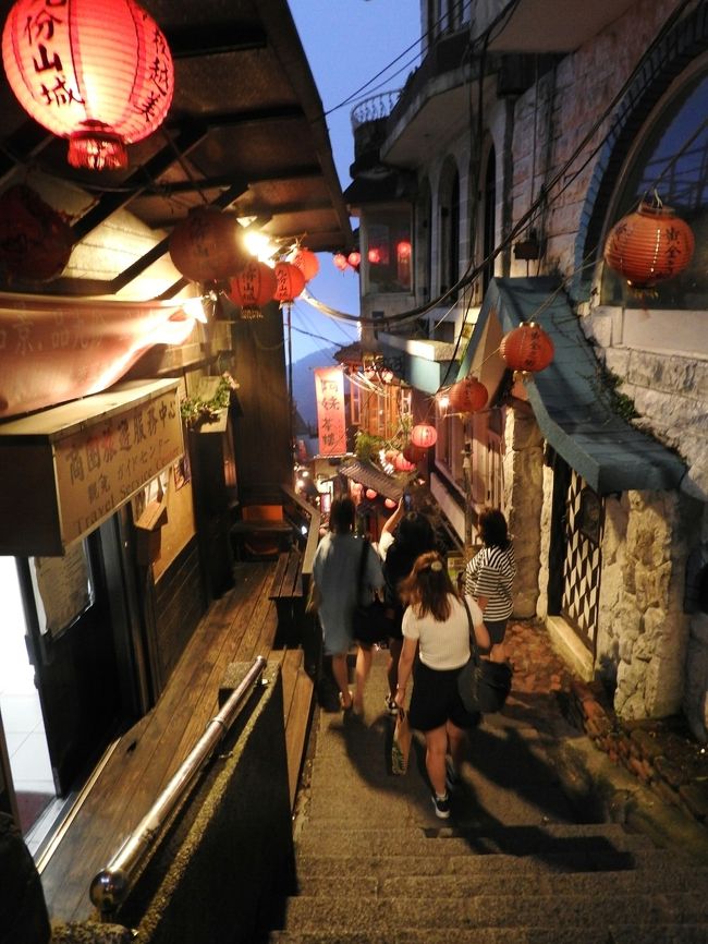 芋圓をでたとこの階段を降りると、あの有名な場所。<br />あら？チョウチンに明かりがつきはじめた。