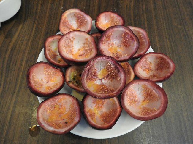 ２日目の朝。<br />ホテル２階の朝食会場。<br />私の大好きなパッションフルーツ発見！<br />日本で食べたら１つ200円だよ、これ。<br />翌日は買っておいたマンゴーにパッションフルーツをかけ、大量にいただきました。