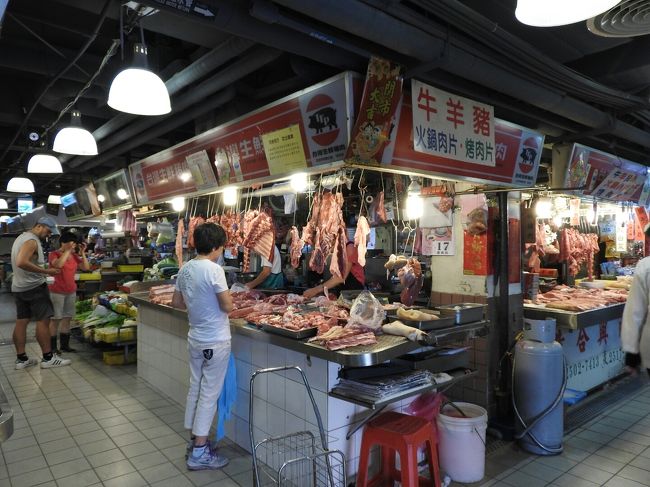 ホテルから歩くこと１５分。<br />長春市場に来ました。<br />お肉がぶら下がってる〜！<br />この沖縄のとなりの南国で、冷蔵庫に入ってないお肉は大丈夫なの？とちょっと不安になった私。<br />市場といってもまだまだ準備中。これは９時前の画像です。