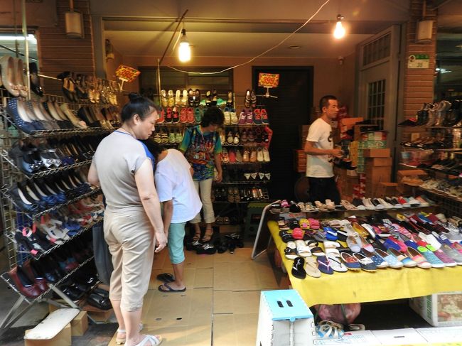 普通にお肉売ってる隣で靴も売ってるつーね…。