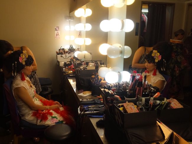 還暦祝いだから母は赤い衣装、私は変身したかったからできるだけぶっ飛んだ衣装希望。<br />私は「メイクはガッツリ濃くしてください。」と注文。<br />５枚×両目で合計１０枚のつけまつげがついております(笑)