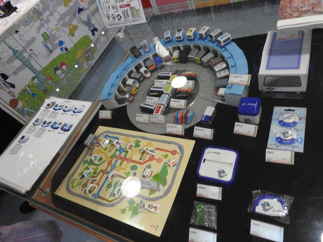 台北駅の台鉄ショップへ。<br />お店が全然わからずいろんな人に聞きました。<br /><br />それでも分からず、今度は質問を変え、新幹線のホームなら売っているでしょうということで「新幹線はどこで乗れますか？」ときくと、１１人に聞いて半分以上の人が「親光三越の中だよ!!」と教えてくれたので、三越へ…。<br />でも、デパートの中に新幹線走ってるっておかしくない？？<br />いや、ここは台湾！サプライズがあるのかも…なんて思って、半信半疑で三越へ行ってみた。<br /><br />受付のお姉さんに聞くと、「ここはデパートです。電車に乗りたかったら、台北駅です」って、そりゃそーだ。<br />でも、台北駅の駅員さんや警備員に聞いたんだよ…。