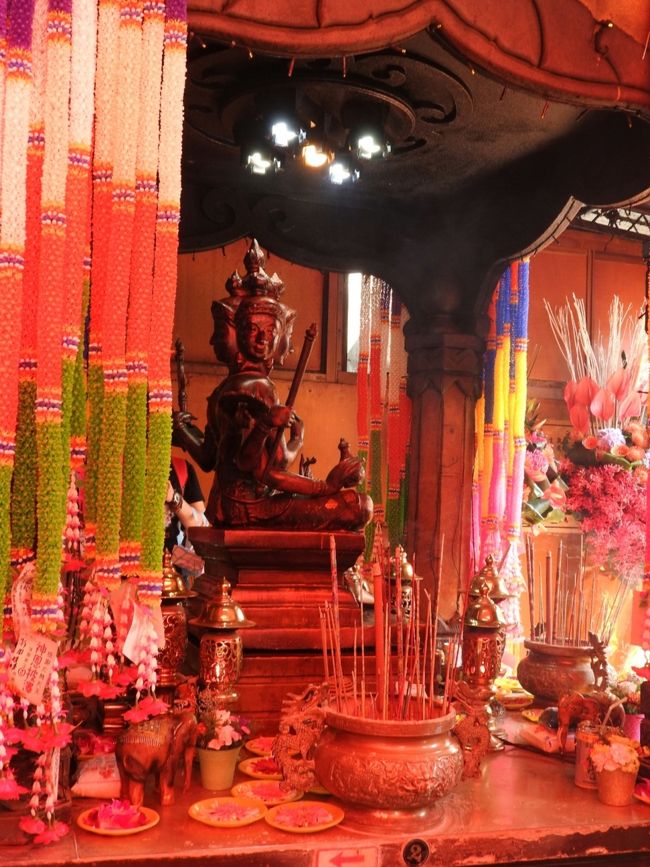 ホテルの敷地内には、ガイドブックには載っていない秘密のローカルスポットが！<br />四面佛といい、すごくご利益のある仏様がいらっしゃいました。<br />２４時間人が訪れ、あまりの御供え花の多さに受付入口のすぐ横には巨大ゴミ箱があって、きれいなお花がすてられていました。