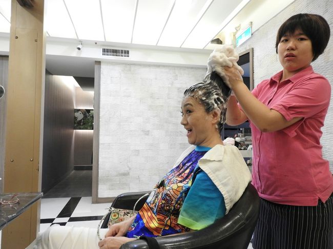 おめあてのサロンが開店したところで、さっそくシャワシャワ<br />あ〜、気持ちいいー<br />私的にはマッサージより癒されます(笑)