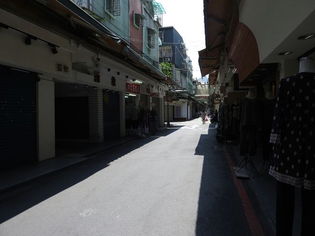 洋服問屋街のはずなんだけど、全然開いてない…。<br />14時くらいにならないと開店しないようです。