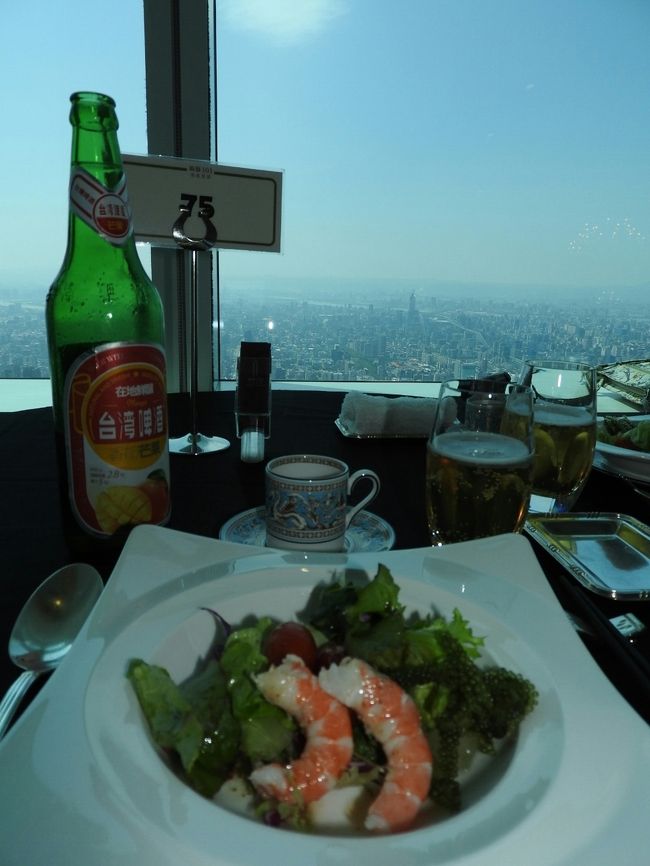 が、しかし！<br />席を案内されたところ、入った部屋は窓側１席以外は満席( ￣▽￣)<br />エクストラチャージなしで窓側席へ!!<br />