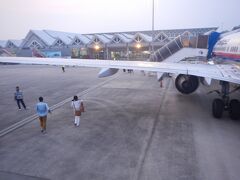 ランカウイ島へのフライトは１時間。
ゆっくりする間も無く到着。
ターミナルまでは徒歩での移動でした。