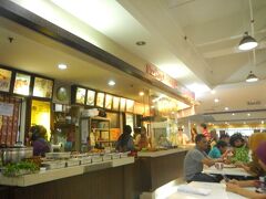 続いては、クアタウンに行った時のランチ。
あるショッピングモールのフードコートです。
暑くて緊急避難のため立ち寄ったので、場所は定かではありません。

何店舗もあって、それぞれ違うジャンルの料理を出しているので何を食べるか迷いました。
