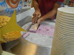 パンタイ・チェナン通りにある免税店「ゾン デューティー フリー(Zon Duty Free)」内のアイスクリーム店。

アイスクリームの素をプレートの上に流し広げると・・・
あら不思議！
固まってアイスクリームの完成。
