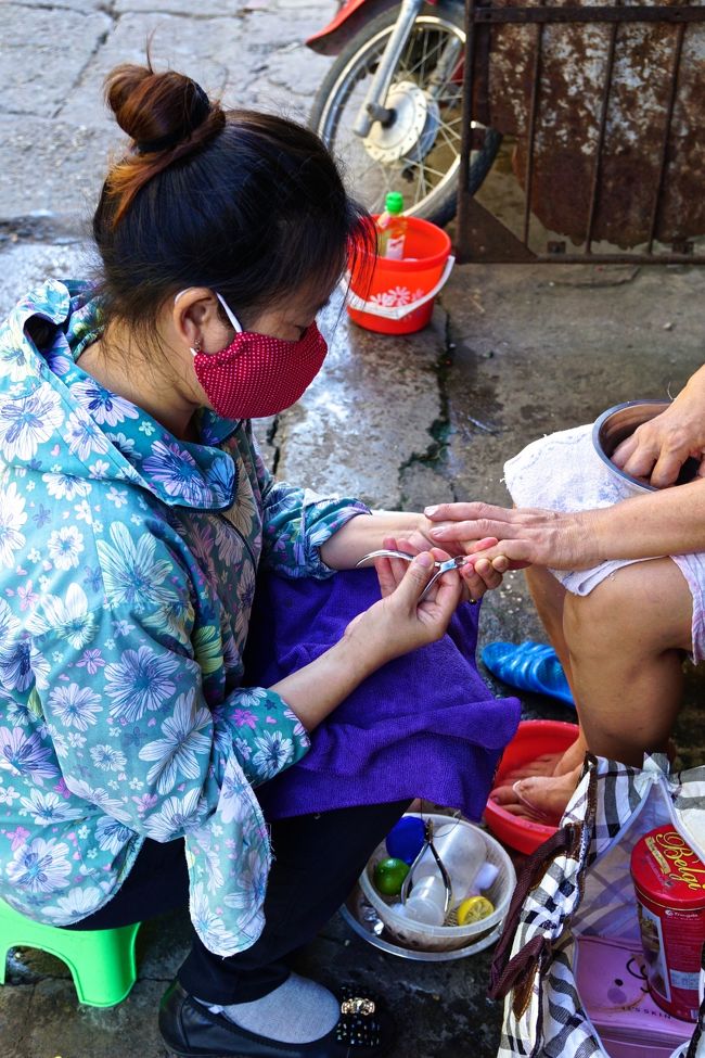 その前では外でネイルケアー