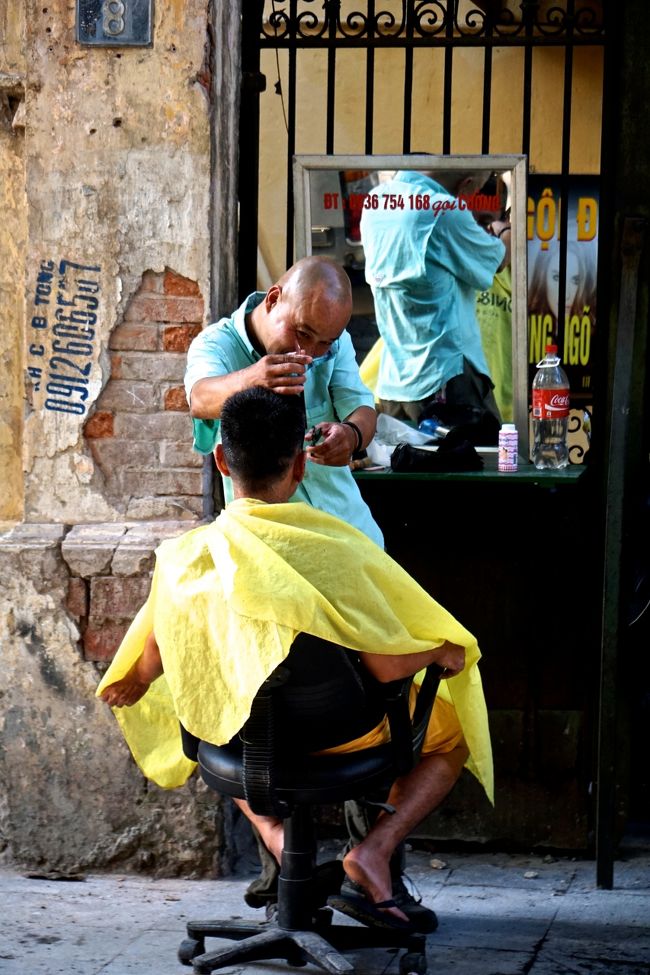 この路上理髪店ちょっとお洒落です<br />レンガのはがれ具合や電話番号的な数字も<br />知っていてでやっているか、偶然的なのか。。。。