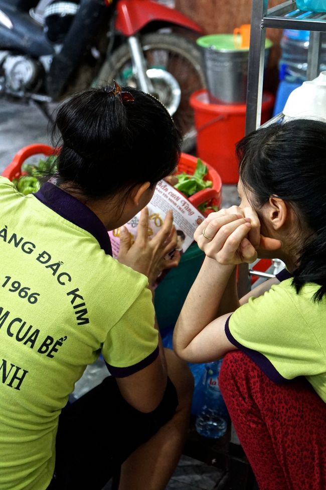 ウエイトレス<br />結婚リンクのカタログを興味ありげに見ていた<br />客にpay attentionしない所が最高に良い