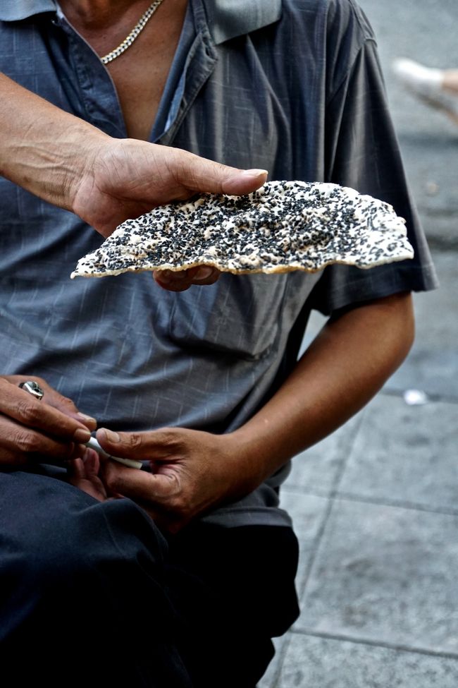 胡麻の中に小石が入って<br />ガリィ....奥歯の詰め物が壊れそうだった。<br />