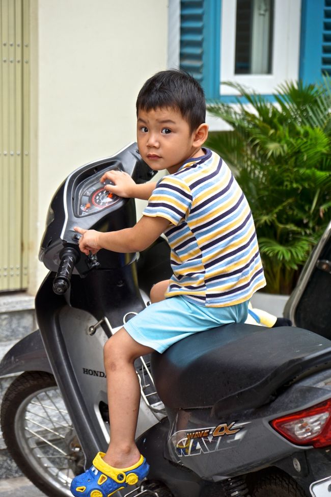 そのサンダル日本の１００金で売ってる<br />ベトナム製だったのかな