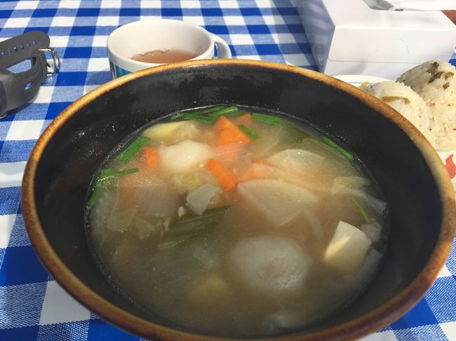 こちらはダイビングの合間の昼食<br />サウスポイントさんが出してくださる手作りの食事です<br />冷えた体があったまる〜