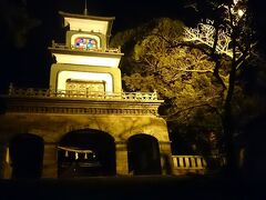エムザ、近江町市場を通り過ぎ、次は、尾山神社の神門です。
国の重要文化財で、ちょっと変わったイメージの神社の門です。

