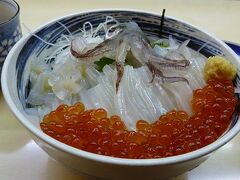 まずは朝食。駅横のはこだて朝市は早朝から営業している。
こちらはどんぶり横丁市場内店舗の活いか踊り丼。