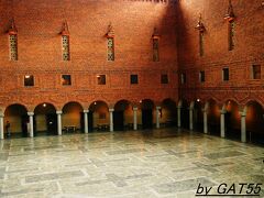 入口で待っていると次から次へと某国の団体御一行様が入場していきます。
ガイドツアー中も前後に御一行様ウロウロしてテンションダウン...。もう少し静かにしてくれ！
ここは言わずと知れたノーベル賞の晩餐会で使用する青の間（青くないけど...。）