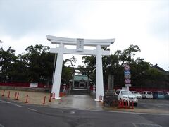 雨のため、市内を歩いて散策です。
唐津神社到着
