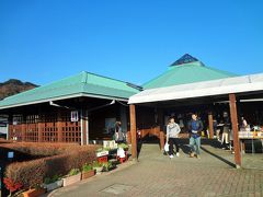 笹川湖畔に位置する道の駅「ふれあいパーク・きみつ」で休憩です。
房総スカイラインと鴨川有料道路との中間にあり、君津と鴨川を行き来する主要道路沿いにあたります。