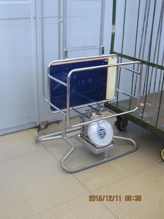 チェジュ航空のオレンジプロモーションは、国内線、国際線の無料手荷物が０kgのため、機内持ち込みの可能手荷物１０kgが悩ましいところでした。「機内持ち込み可能手荷物は、規定内のサイズ・重量１０kg以内の１個に限り無料で持ち込み可能です。」とかかれていて、規定のサイズとは、縦横高さが１１５センチ以内、５５センチ×４０センチ×２０センチ以内とありました。問い合わせ先もよくわからず、結局ハンドバックと、小さめの旅行バック１つで出かけました。着る物なども必要最低限にして、いざとなったら、旅行バックの中にハンドバックを入れて乗っちゃおうと。でも其の旅行バックのサイズは１１５センチ以内だけど縦横高さが条件を満たさない・・困ったけど、何か言われたら追加料金を払おうと思って、出かけました。チェックインカウンターの近くにはかりがありました。ピギーバックはこの条件を満たさないし、絶対追加料金だわとおもったけれど、他のお客さんを見ていても、このサイズに納まらない人も多く、重さは測っていましたが、サイズはそんなに厳密じゃないようでした。まあ何とか乗れました。因みに行きの機内持ち込み手荷物は、２キロでした。