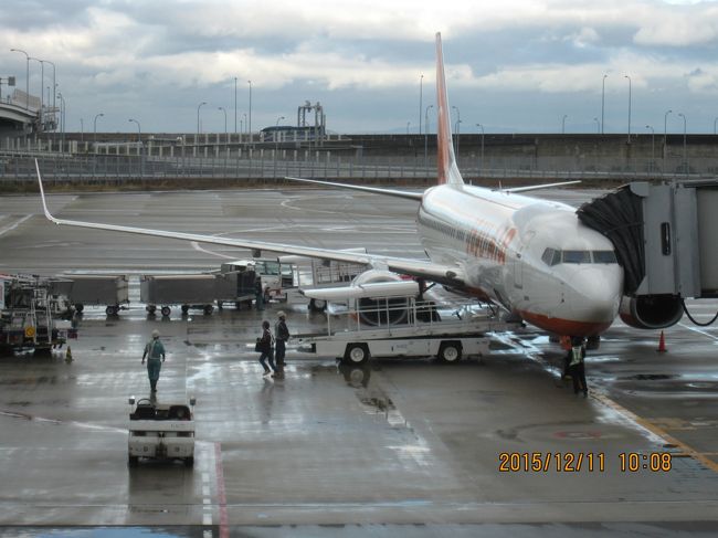 ボーイング737-800は、近距離向けの小型ジェット機。近距離ねえ。確かに北海道に行くより近い釜山。全１８９席、全てエコノミーシート。乗車率は９割以上でしたが、私の隣は２席空いていたので比較的ゆっくり座れました。シートピッチは狭いけど、短いフライトだからね。