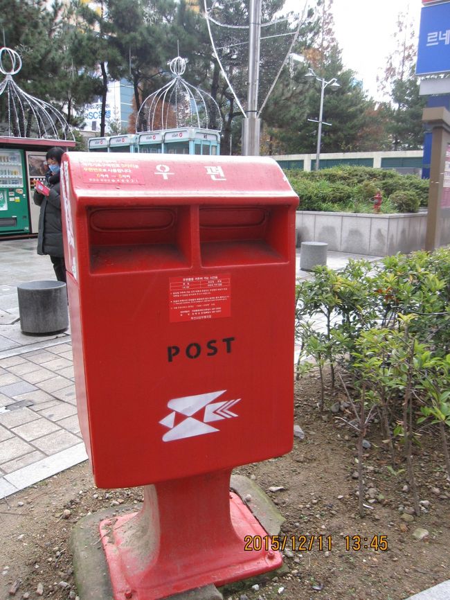 韓国のポストも赤いのですね。ツバメみたいな模様がついていました。