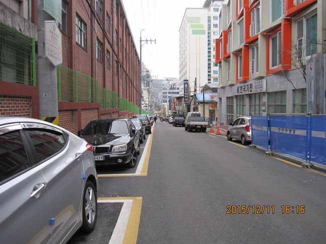 地下鉄で田浦駅まで来ました。五番出口を出て左折。高校横の坂道をくだってホテルまで歩いていきます。今回の釜山は、Ｔ−ｍｏｎｅｙカードとマイビーカードを持っていたので、Ｔ−ｍｏｎｅｙカードを使って移動するつもりが、ストラップ式のＴ−ｍｏｎｅｙカードが途中で分解してしまい、気がついたら半分になっていました。軽鉄道の沙上駅はどこをみても駅員さんはいないし、困ってしまって。精算機があり日本語表示に切り替えて、切符なくしたときの精算をして降りました。結局地下鉄はマイビーカードをチャージして乗ることになりました。ストラップ式は二度と買わないと思いました。