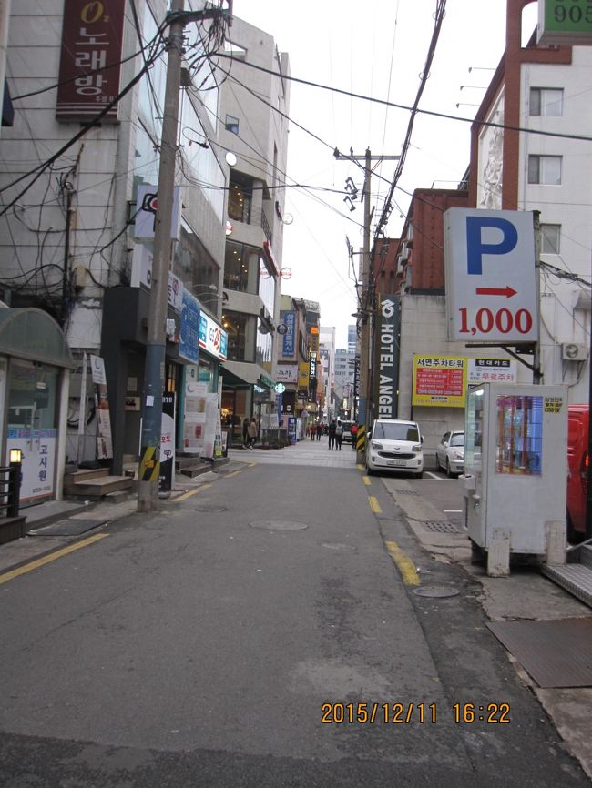 地図を片手に歩いていくと、ホテルエンジェルの看板が見えました。あと少し。