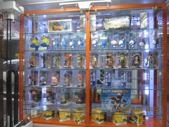 道端のゲーム機。どんなものが人気なのかな。ドラちゃんがありますね。