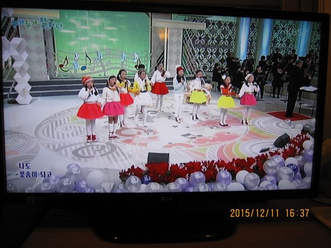 ホテル到着。日本語であっさりチェックイン。ネット予約しているためか、宿泊名簿の記入もなし。釜山のガイドマップや、ホテルの名刺（道に迷った時帰ってこれるように）などいただき、朝食の説明を受け、カードキーをもらってエレベーターで上がりました。早速テレビをつけると子供たちがカラフルな衣装で歌っていました。