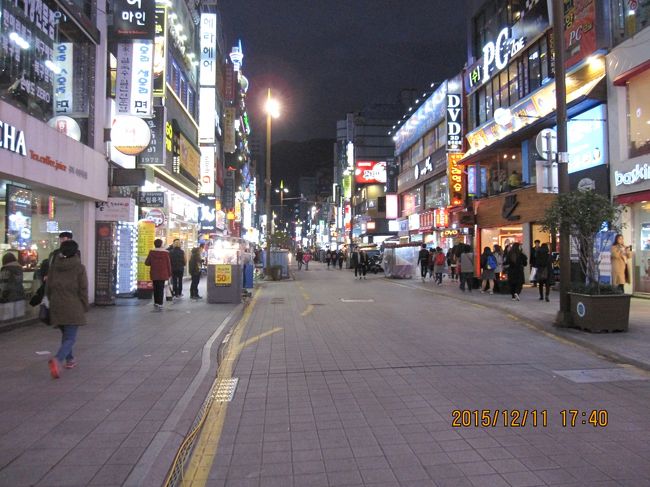 ホテル近くの路上です。ＡＲＴＢＯＸという文房具屋さんや、猫カフェ、パン屋さんに飲食店、ドラッグストア、化粧品店などいろいろありました。