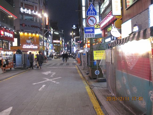 屋台で靴下や、アクセサリーを売っていました。韓国の人はよく働くなあと言う印象です。町のあちこちに露店があり、結構お年寄りが頑張っています。個人商店、露店、屋台、或いは道端で品物を広げて売っているひとも。朝早くから、昼間に、或いは夕方から夜にかけていろんな人がいろなものを売っています。後日、ヤフーのニュースで、高齢者の貧困率世界一が韓国と書いてありました。日本は4位。働かねばならない現実と、働けるうちは働こうという勤勉さのある国民性なのかなと、おもいました。