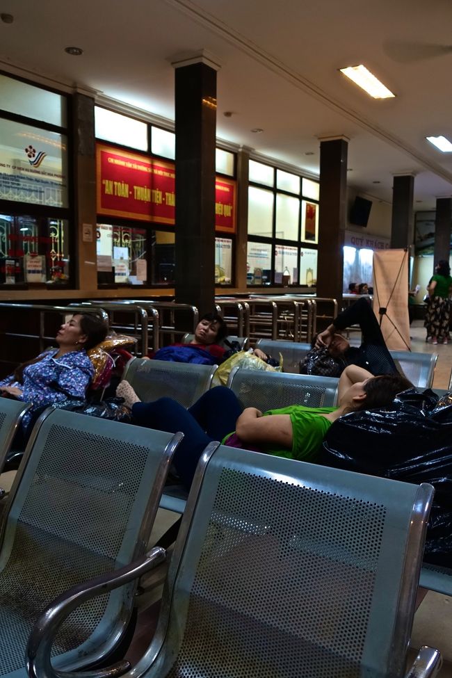 しばらく駅の待合室にいましたが