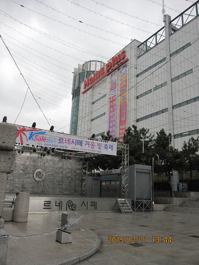 路線バスで市内に移動するつもりが、うまく行かず、軽鉄道で移動することに。途中で寄り道です。ホームプラスに寄ってから、Ｅマートに行くつもりでした。