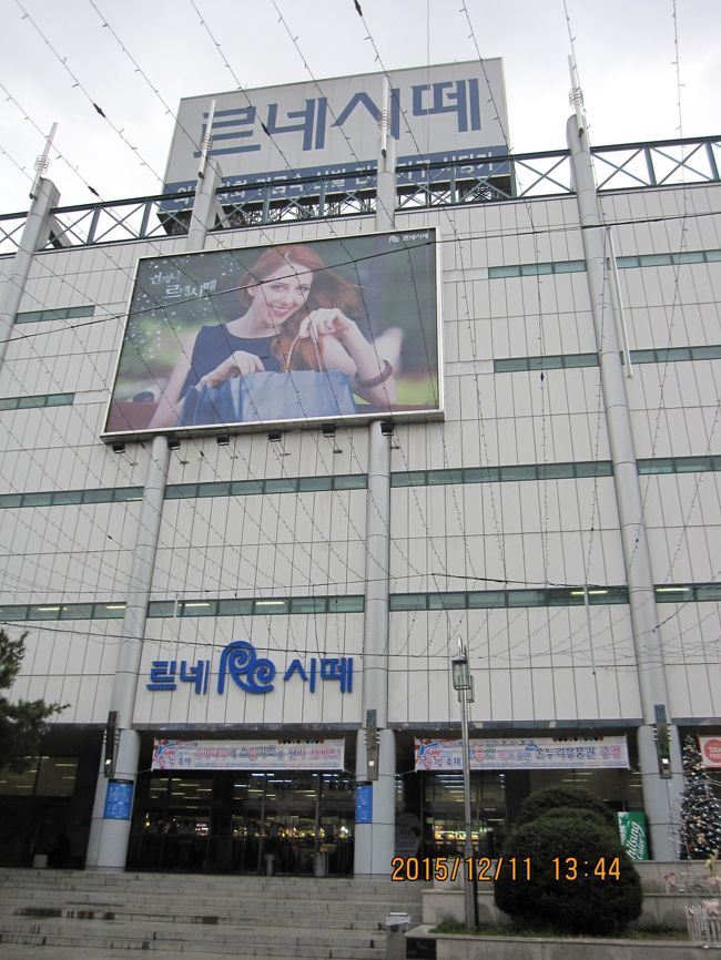 ホームプラスに入ったつもりが、別のビルでした。どうりで。中はファッション系の店がいっぱい。東大門のファッションビルみたいな感じです。個人商店がぎっしり。婦人服、若い婦人服、子供服、紳士服、家具やインテリア商品、そして最上階はフードコートでした。