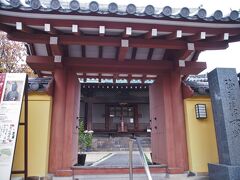 では入りま〜す。

福智院は、聖武天皇の命を受け、僧・玄ぼうが創建した清水寺（しみずでら）を前身とするお寺・・・と伝えられています。

清水寺は中世に廃壊し、現存せず遺跡も発見されていません。現在の奈良ホテルや頭塔周辺も、昔は清水寺の境内だったほど大きな伽藍だったようです。

建長６年（１２５４）、興福寺大乗院・実信僧正と叡尊上人が、清水寺のあった地で、福智院地蔵堂の造立供養をしました。これを清水寺の再興というとらえ方もできるわけです。