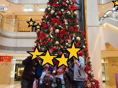 東京在住の夫兄家族と。
短い時間でしたが沢山話して、息子たちも沢山走って、楽しかったです(^^)

この日は羽田近くの羽田インさんに宿泊。
トラブルもありちょっと残念な心象…

最初ﾌﾗｯﾄﾙｰﾑSで予約し、ﾕﾆｯﾄﾊﾞｽでは息子をお風呂入れるの大変なので昼に自宅で風呂に入れて夜着の便で行くつもりでした。
それが予約1週間後に「SがWﾌﾞｯｷﾝｸﾞしたのでLに無料ｱｯﾌﾟｸﾞﾚｰﾄﾞします」とのTELが。
Lは家庭のお風呂と同様と聞いたので、それならば、と飛行機を早い飛行機にしたのですが…

ﾁｪｯｸｲﾝすると、Sのお部屋(--；)

Wﾌﾞｯｷﾝｸﾞ解消されて、ﾀﾞｳﾝｸﾞﾚｰﾄﾞしたのを連絡し忘れていたと…
いや、ｱｯﾌﾟｸﾞﾚｰﾄﾞの電話は忘れましたでいいですが、ﾀﾞｳﾝｸﾞﾚｰﾄﾞはちょっとしっかりしてほしかった！大人だけならまだしも、子供もいるし、なおの事。。。
なんとかお風呂だけ、Lのお部屋で入らせてもらい、Sのお部屋でお弁当を食べて19時には全員就寝。明日の朝も早いからね…。