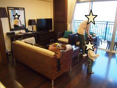 この日から2泊はカフーリゾートフチャク　コンド・ホテルに宿泊。
「【JAL限定プラン】コンド棟スイート(和洋室)/全室禁煙/朝食付き」のﾌﾟﾗﾝです。
ｺﾝﾄﾞ棟とﾎﾃﾙ棟と迷いましたが、息子も小さく、和室があるのと洗濯機付なのに惹かれてｺﾝﾄﾞ棟にしました。

これが後々大正解！！

広いﾘﾋﾞﾝｸﾞに息子も大興奮。
1歳前に歩きだし、現在走れるようになった息子は全ての部屋が繋がってるこのお部屋、気に入ったようでぐるぐる走り回ってました。