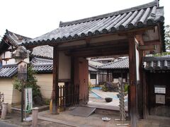 超方向音痴の私でも、迷わずに行ける距離です。

十輪院は、南門、本堂、石仏龕（せきぶつがん）が国宝になっています。どれも鎌倉時代のものです。