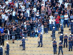 これ......見てください....。敵チームのファンとの間には、警官が入り、互いに接触できないようにしています....が......