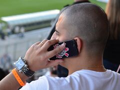 そのファンが.....実は、『超・超・超・凶暴』で有名なんです......。


写真：前のスキンヘッド....携帯までコリンチャンス。絶対に体のどこかにコリンチャンスの刺青もあるな.....。