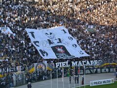 数年前、スタジアムの最上階から「便器」が投げ落とされ（どこの便器や！？）、下を歩いていた人に直撃....で死人がでました。上から【人が落ちてきた】.....という話もあります。