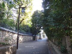 駅から歩いて５分ほどのところに弓弦羽神社はあります

左の塀が美しいなぁと思ったら，香雪美術館の敷地でした
時間がないので，香雪美術館はまたの機会に…

※香雪美術館のHP
http://www.kosetsu-museum.or.jp