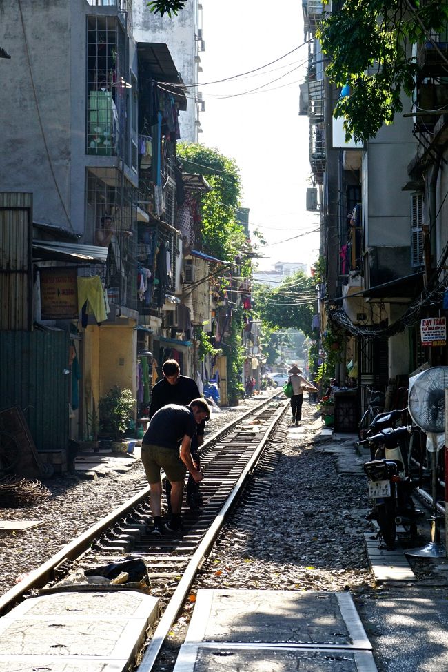 彼らはカナダTV局の人達<br />ベトナムを紹介しる番組を製作しているらしく<br />何人かの班に別れサパ、バックハーにも行っ<br />ているって言ってた。<br /><br />この生活感溢れる横町の線路良い感じでした<br />